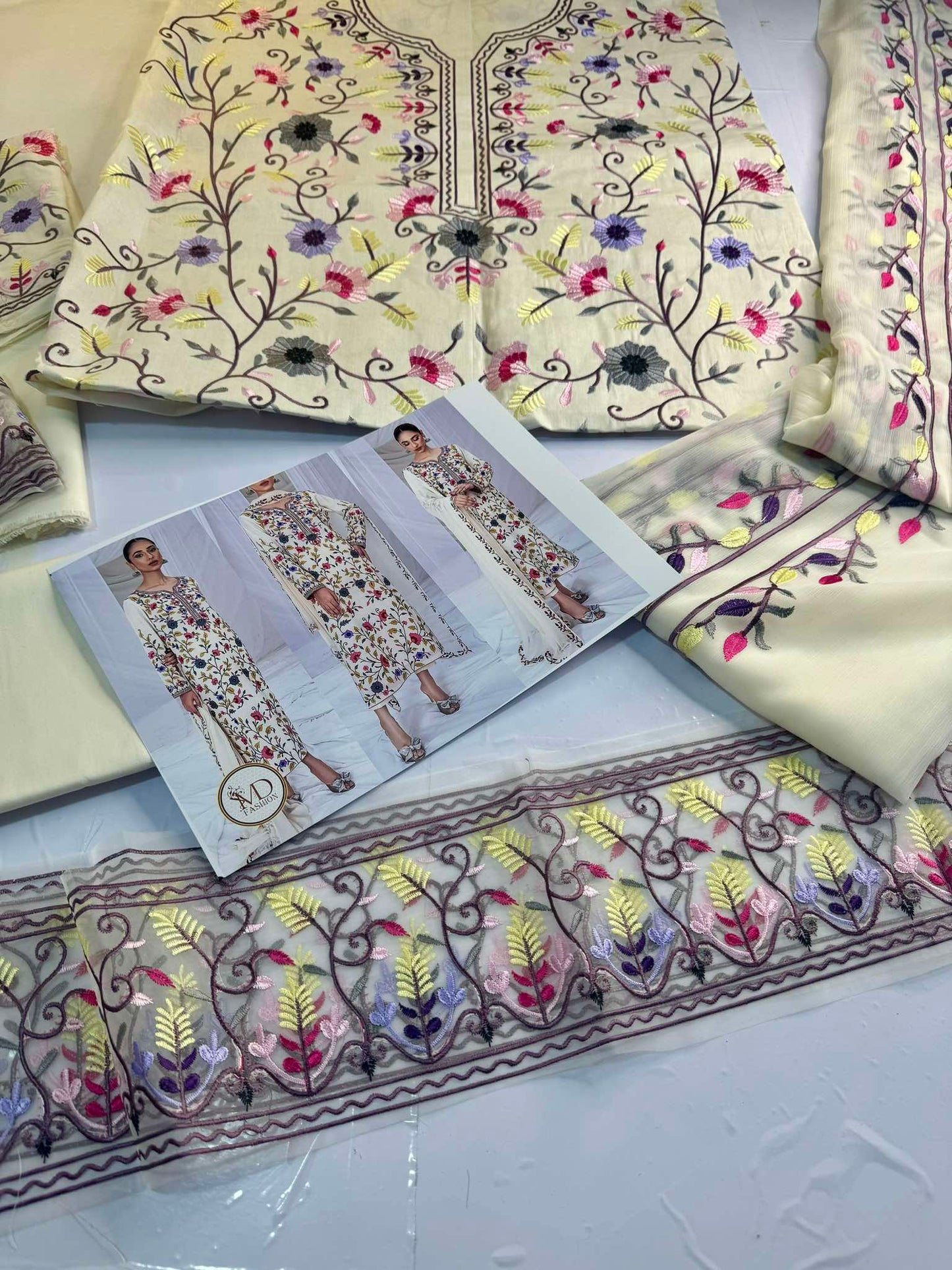 Zakeea vintage Multi work off white