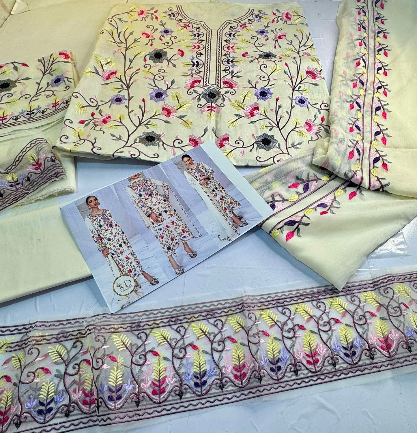 Zakeea vintage Multi work off white